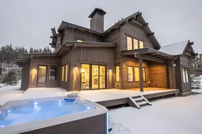 Image de Book Now for Summer! Modern Cabin in New Ski-in, Ski-out Development with Private Hot Tub
