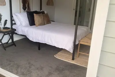 Image de Lakeside Boathouse - Stylish 2 bedroom 2 bathroom Lakeside Cottage sleeps 6
