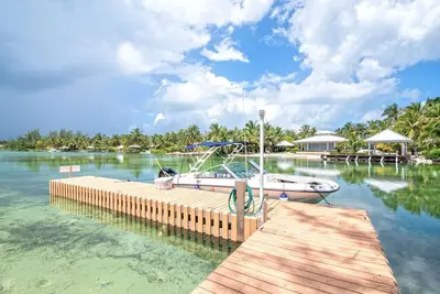Kai Kotch: Beachfront Townhome on Bio Bay w\/4 Free Kayaks, Walk to Rum Point Beach!