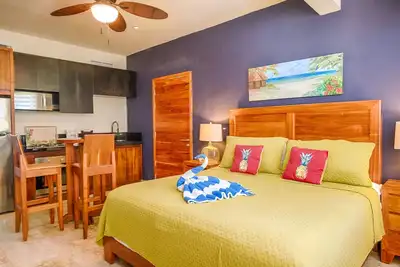 Image de Charming garden view studio with Ac, pool and WifFi!