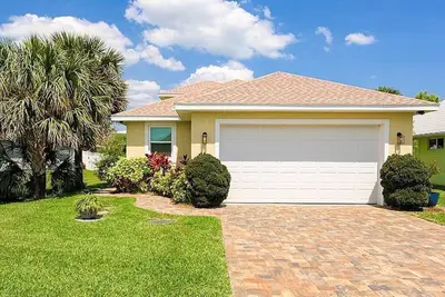 Image de Master on 1st Floor! Stylish Beach House Steps From Ormond Beach & near Daytona
