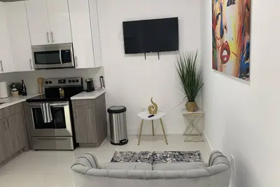 Image de 2bd Modern apt mins away from Wynwood, Midtown & Beach!