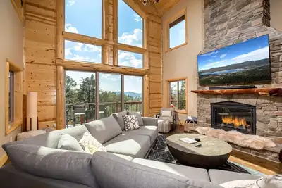 Image de Starlight Chalet. Firework Views. Renovated Backyard at This Beautiful Home in Castle Glen Estates.