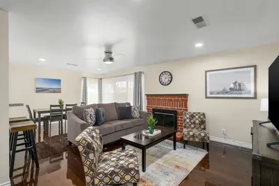 Image de Upgraded 3b\/2Bth Great Access to All You Need