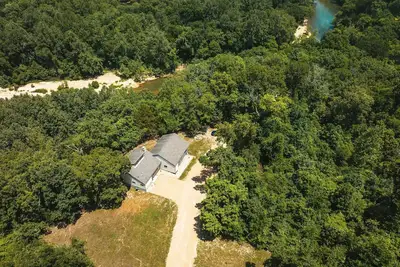 Image de Spacious hunting lodge hideaway with stunning views and Private River Access