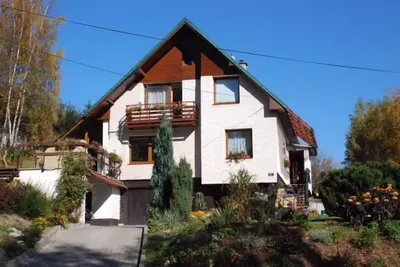 Appartement de vacances à flanc de colline avec balcon