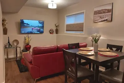 Image de Nicely decorated 2 bedroom basement suite in highbrow Evergreen area.
