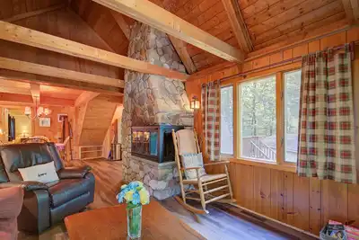 Image de Cozy A-frame Cabin- Walk to Hills pond/Sunset lake- 20 mins to gunstock