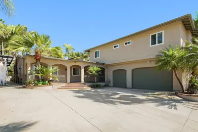 Image de Remodeled Modern Home w/Hot Tub. 10 mins. To Beach