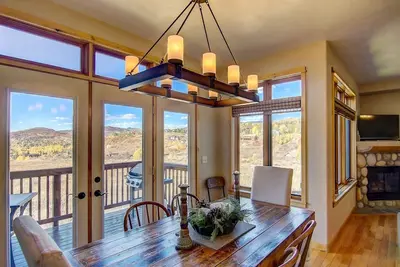 Image de Scenic Dog-Friendly Haven with Breathtaking Views, Garage, and Easy Access to Beautiful Local Trails
