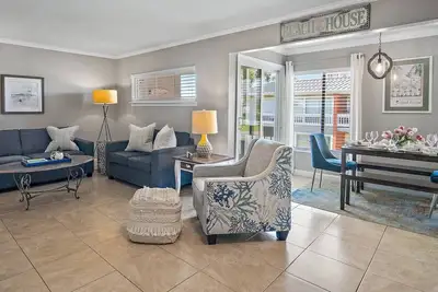 Image de Great Location! ! Family Friendly, 3 Pools, Lake, Tennis, Free Activities & Walk to Restaurants/Shops