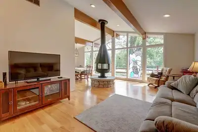 Image de 4 Bedroom home next to park and paved paths