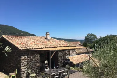 Image de Maison de campagne avec terrasse, jardins et champs!