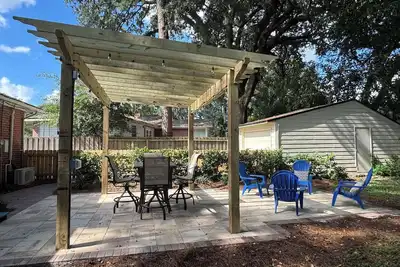 Image de New Patio & Pergola, Near Shops/Restaurants, King Bed, Pet-Friendly Yard