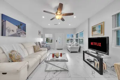 Image de Chic-Elegant Miami Home Sleeps 6 - Modern-Fully Appointed-Close to Everything