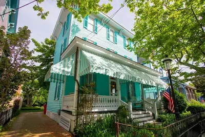 Image de Center Of Town Location (6br/5ba)