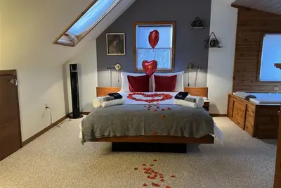 Image de That Gray House. Romantic getaway. Parks, lakes. Optional experience packages.