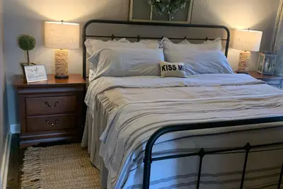 Image de Country cottage on 3 acres right outside of town close to Utm