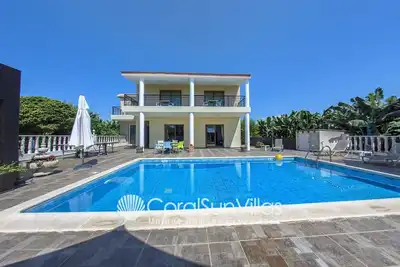 Image de 507 -Impressive villa, Quiet area, 3min walk to taverns, Near Coral bay Free A\/c