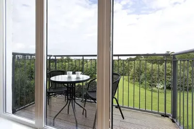 Image de Modern, Spacious City Apartment, Lift, Balcony, Free Wi-fi & Parking, Fab views,