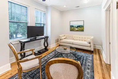 Image de Carriage House c. 1871 Steps to Forsyth w/ Tree Line Views by Lucky Savannah