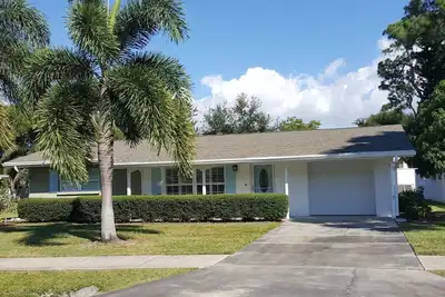 Image de Beautiful Beach House with Saltwater Pool -- Moments from Siesta Key