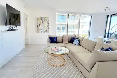 Image de Sun-drenched, Luxe, Corner Unit: Expansive balcony and Bay Views (3 Br\/3b)
