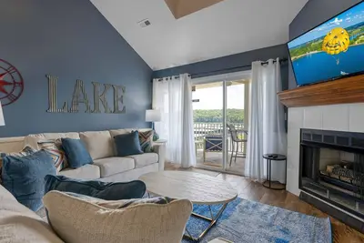Image de LakeFront Retreat! Spacious 4 bedroom w/ 3 pools!