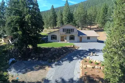 Image de 540+ Acre Retreat! Stunning! Hot Tub! Crater Lake!