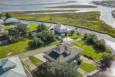Image de Fabulous Waterfront House with Boat Launch