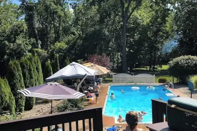 Image de This house is a 5 bedroom(s), 2 bathrooms, located in Greenwood, In.