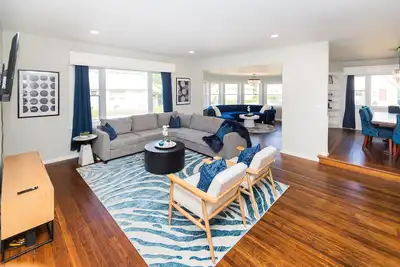 Image de New and Beautiful! 2 blocks to Indiana U, walk to dining! Comfortable, Location