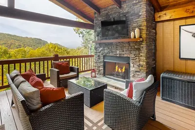 Image de Serene gem with year-round mountain views, private hot tub, game room & theater