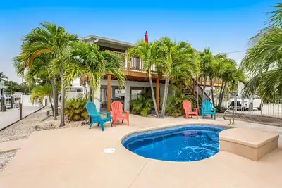 Image de Waterfront escape with dock, furnished deck & patio, grill & central Ac