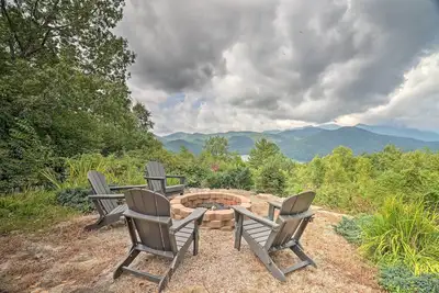 Image de Family Retreat Cabin w\/ Summit, Lake Views, Deck!