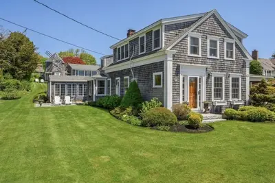 Image de Sea Captain's House - Beautiful Water View, Steps to Beach & Main Street