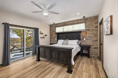 Image de Close to Dogwood Canyon/Sdc • Modern Lakefront Private Lodge with Free Resort Amenities