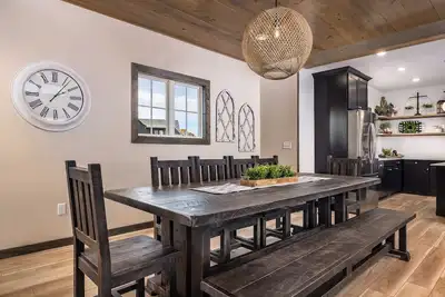 Image de New! Gorgeous Lakefront Luxury Home with 2 Pools/Amenities • Never Have to Leave the Resort!