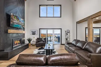 Image de Private Modern Home with 2 Resort Pools • Dock • Pickleball • Amazing Lake Views!