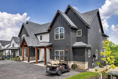 Image de 5Bed Modern Villa with Boat Slips, Dock, Gym, Pools and More @ Serenity Shores Resort