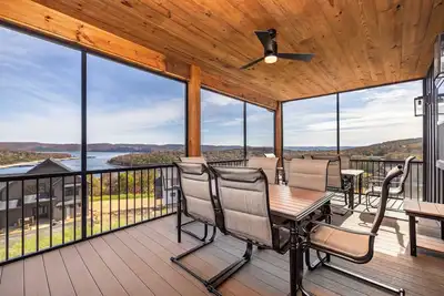 Image de Modern Lakefront Lodge with Private Hot Tub, Pool, Dock & over 30 Free amenities!