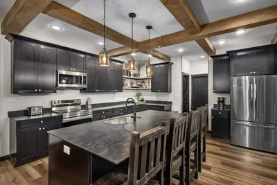 Image de New! Luxury Lakefront Private Lodge • Huge Pool/Hot Tub • Free Resort amenities
