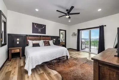 Image de Lakefront Luxury Private Lodge • Dock, Pool, Free Mini Golf, Hot Tub! 15 Min to Sdc!