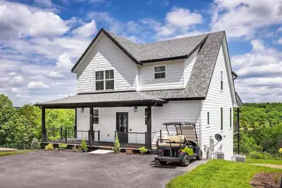 Image de New Modern Waterfront Cabin with Boat Parking, Sports Court, Pickleball, Gym & More!