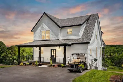 Image de New Dreamy 5Bed Modern Cabin • Resort Pool • Private Hot Tub • Over 30 Amenities Included!