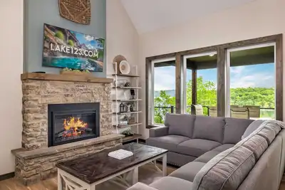 Image de New! 5 Bed Lakefront Cabin, Dock and Free Amenities!
