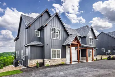 Image de Luxury Lakefront Villa 19a w/ Free kayaks, pools, shuffleboard, Mini golf and more!