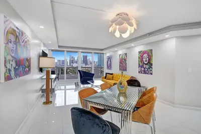 Funkin' Fabulous! 4 Bedroom Condo with Water And Skyline Views