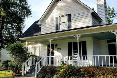 Image de Southern Gem- Centrally Located-10 min to downtown or the beach!