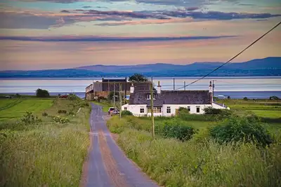 Image de Fabulous seaside cottage with stunning views and 3 double ensuite bedrooms, an enclosed garden in th